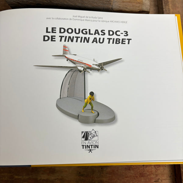 Modell Figur und Buch Tim und Struppi Verkehrs- und Transportflugzeug Douglas DC-3 mit Chang aus Tim im Tibet