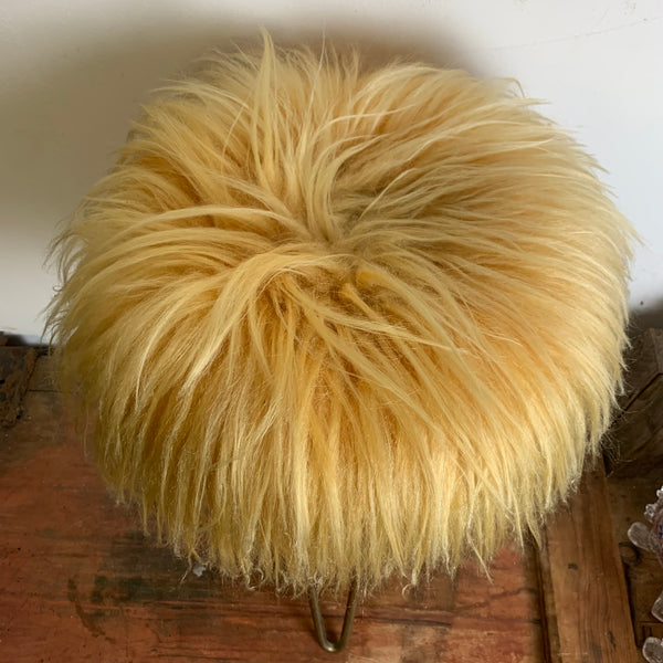 Mid Century Dreibein Fellhocker