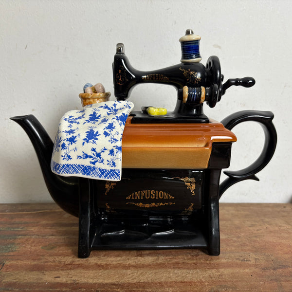 Vintage große englische Nähmaschinen Teekanne von Paul Cardew