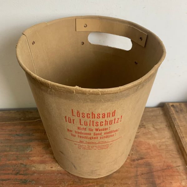 Historischer Eimer aus Pappe Löschsand für Luftschutz