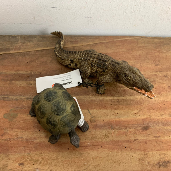 Konvolut 2 Tiere Schleich Riesenschildkröte 17015 Krokodile 14378