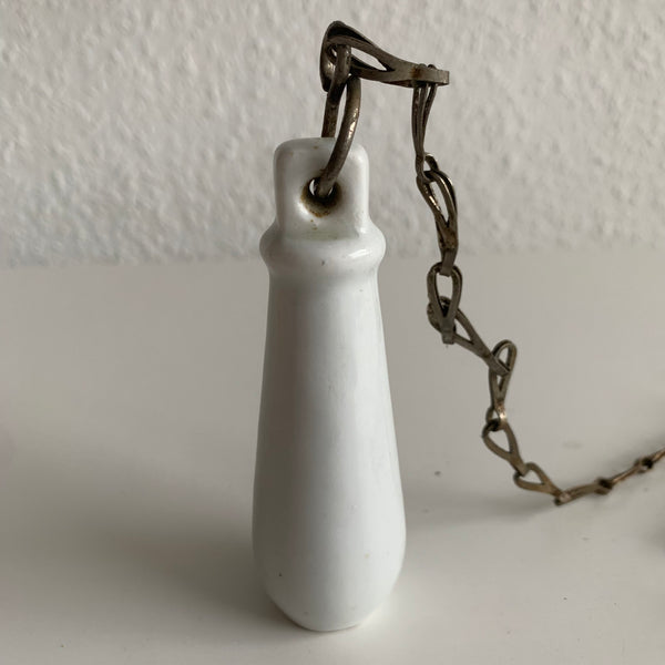 Antiker Toilettengriff aus Porzellan an Kette