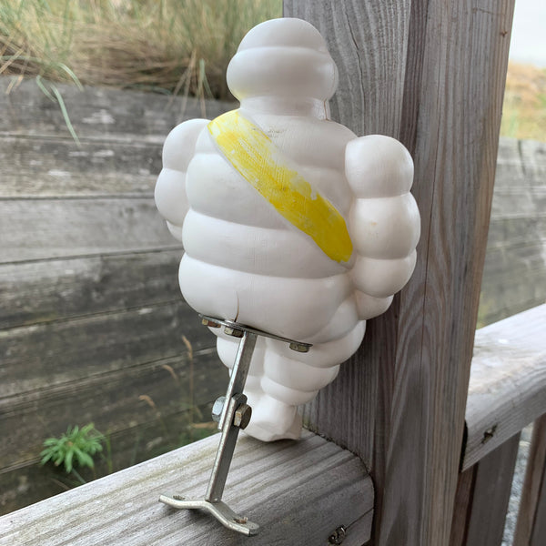 Kleines Michelin Männchen Bibendum sitzend
