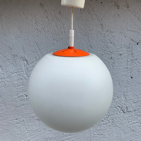 Vintage Deckenlampe weiße Glaskugel orangene Aufhängung