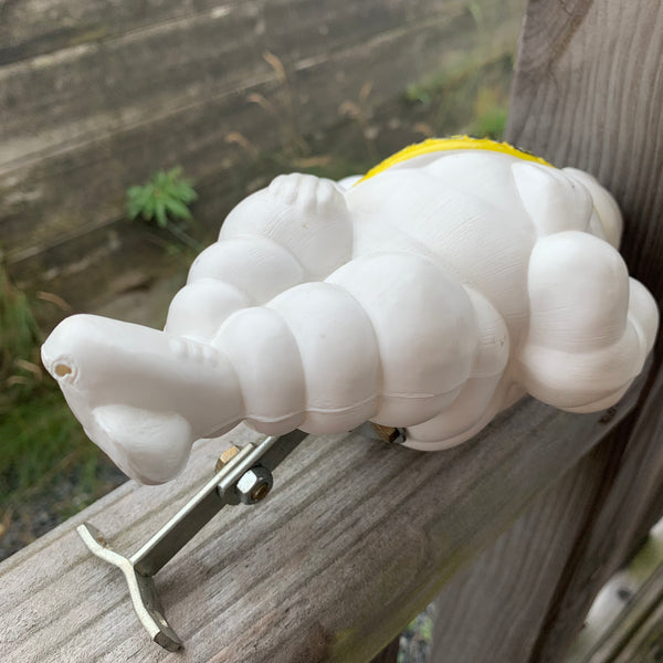 Kleines Michelin Männchen Bibendum sitzend