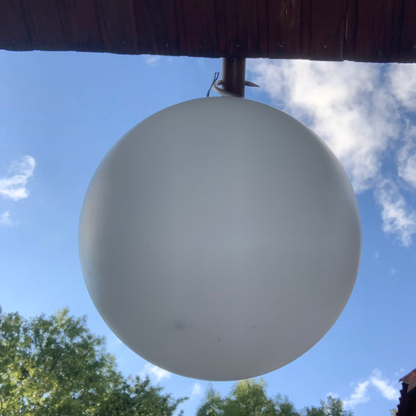 Vintage Deckenlampe weiße Glaskugel orangene Aufhängung