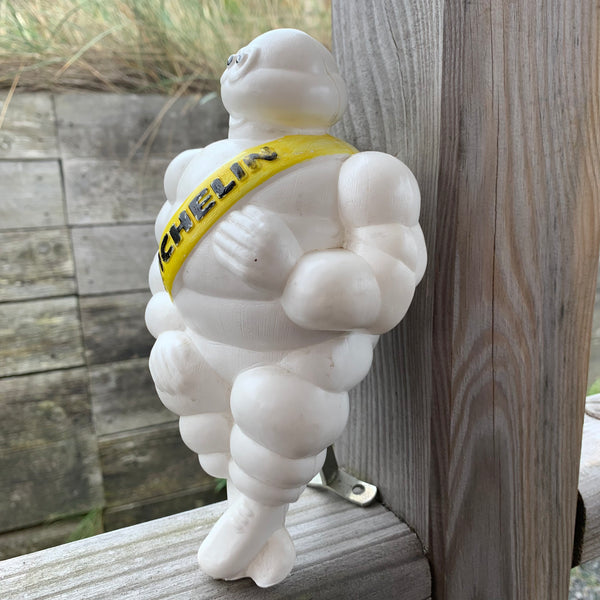 Kleines Michelin Männchen Bibendum sitzend