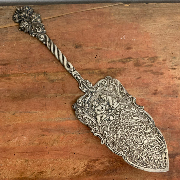 Antiker Tortenheber mit Putten aus Silber