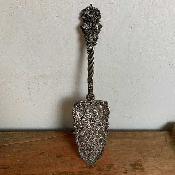 Antiker Tortenheber mit Putten aus Silber