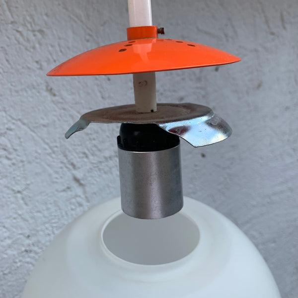 Vintage Deckenlampe weiße Glaskugel orangene Aufhängung
