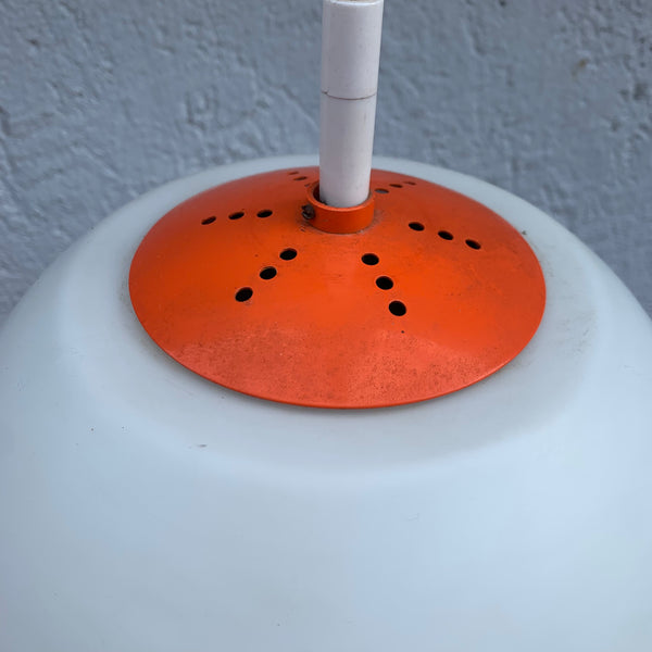 Vintage Deckenlampe weiße Glaskugel orangene Aufhängung