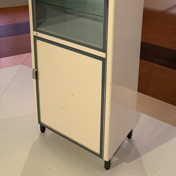 Arzt Vitrine Schrank der Firma ADMI