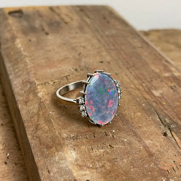 Weißgold Ring mit sehr großen Opal
