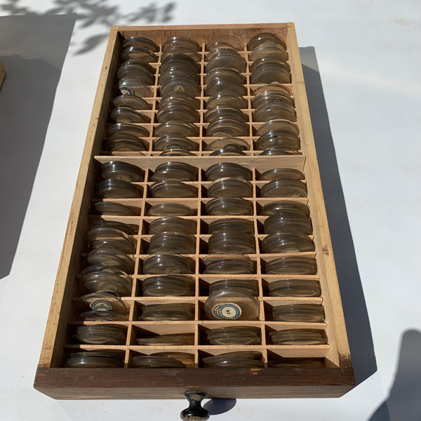 Uhrmacher Ersatzgläser im Schubladenschrank