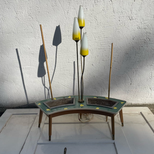 Nierentisch mit Blumenkästen und Lampen