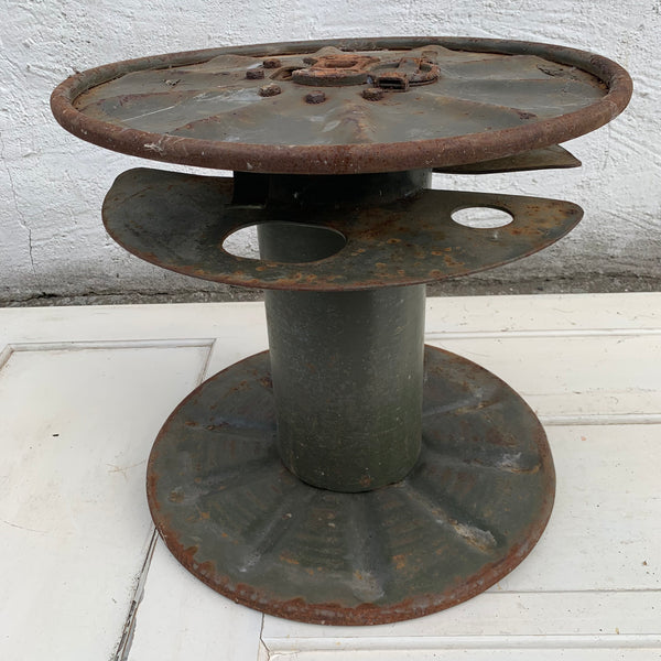 Alte Kabeltrommel aus Metall