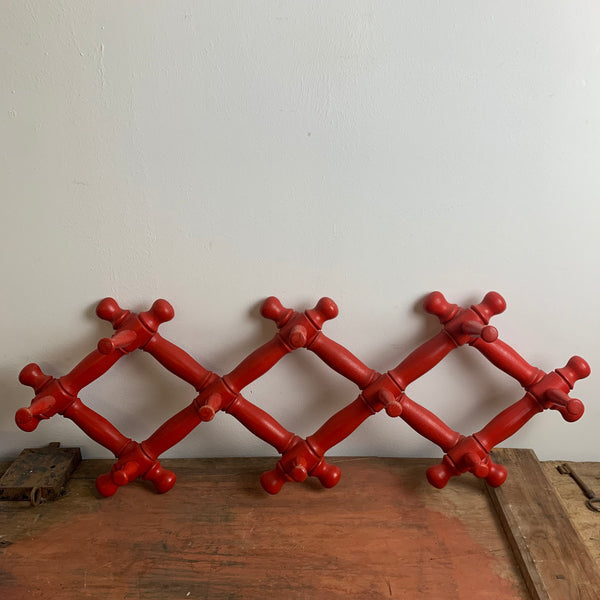 Vintage Scheren Garderobe in rot