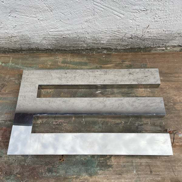 Leuchtbuchstabe in Chrom E