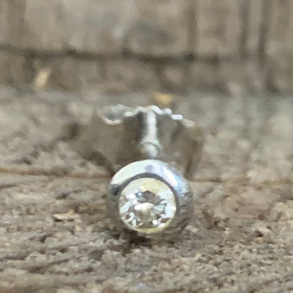 Edler Ohrstecker aus Platin mit Diamant