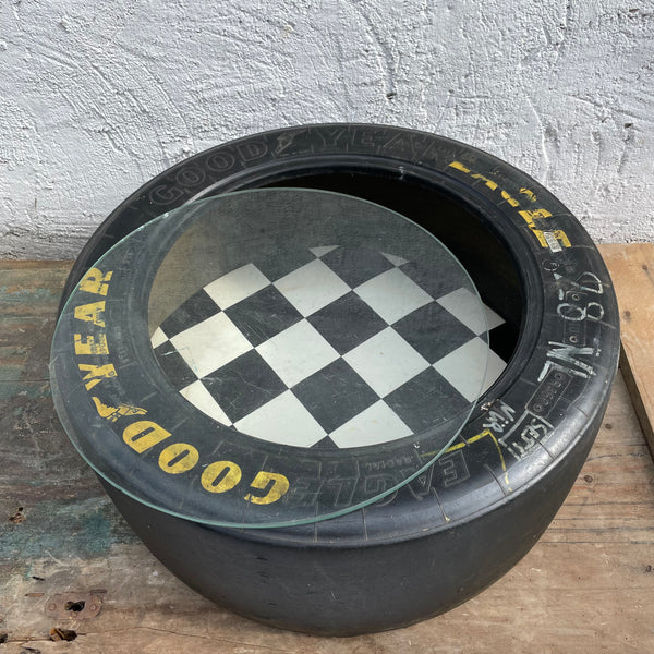Deko Tisch aus Formel 1 Rennwagen Reifen