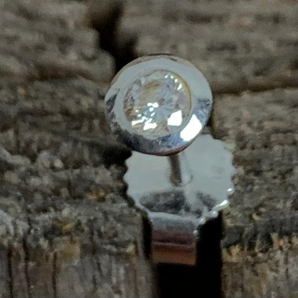 Edler Ohrstecker aus Platin mit Diamant