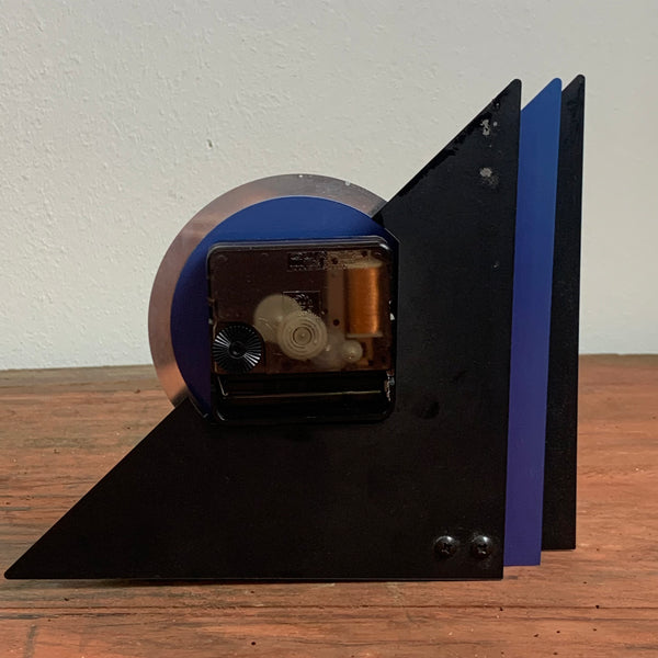 Minimalistische Quarz Tischuhr im Bauhaus Stil