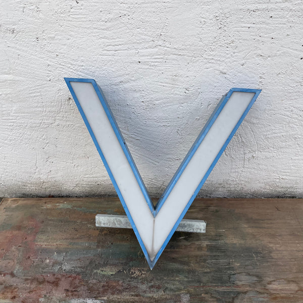 Vintage Leuchtbuchstabe V