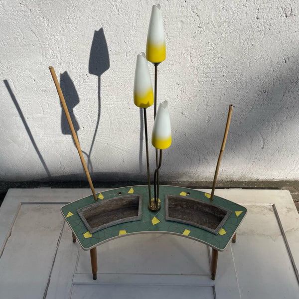 Nierentisch mit Blumenkästen und Lampen