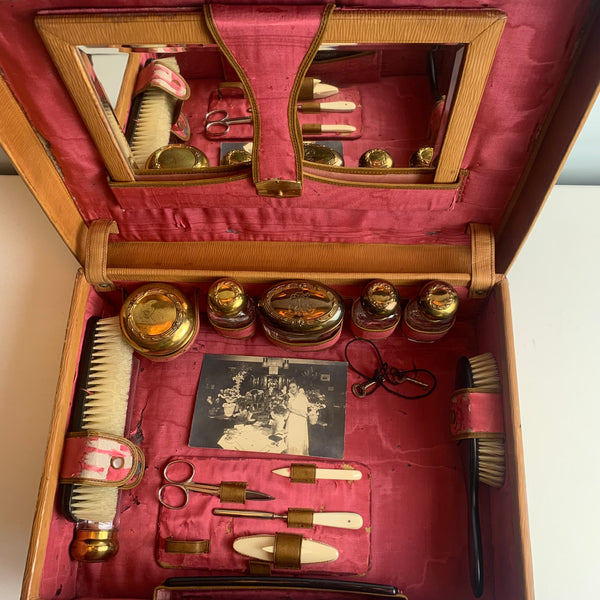 Antiker Leder Kosmetik Koffer mit Inhalt