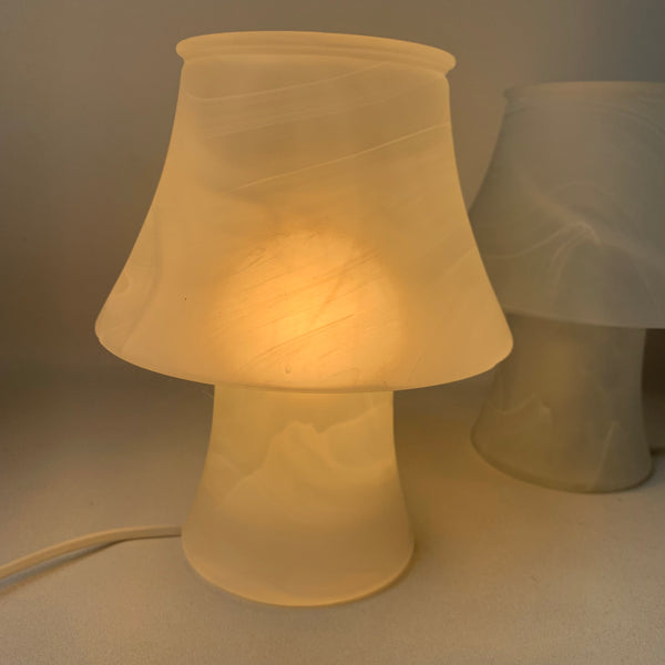 Ein paar Design Pilzlampen in Marmor Optik