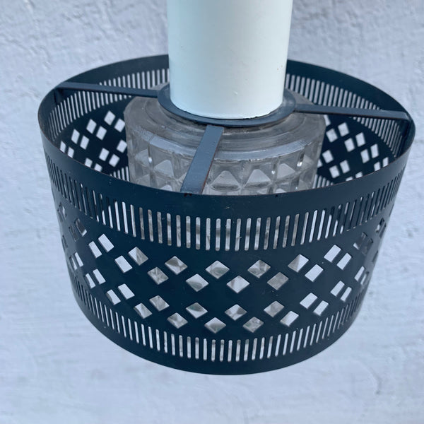 Vintage Deckenlampe mit perforiertem Schirm