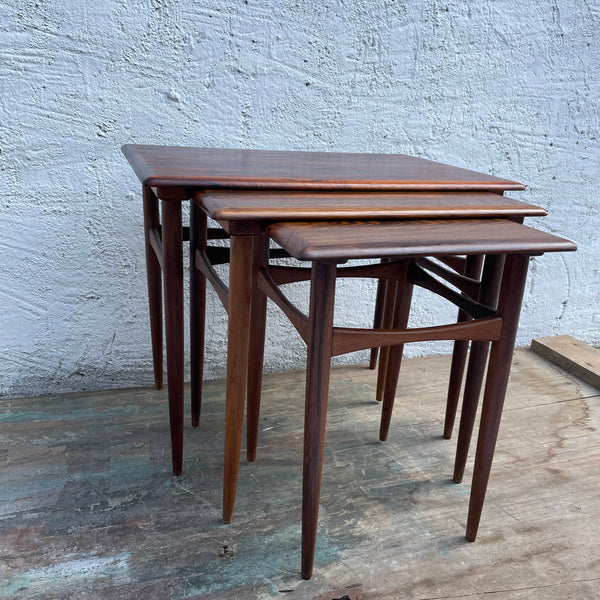 Nesting Tables von Arne Hovmand Olsen