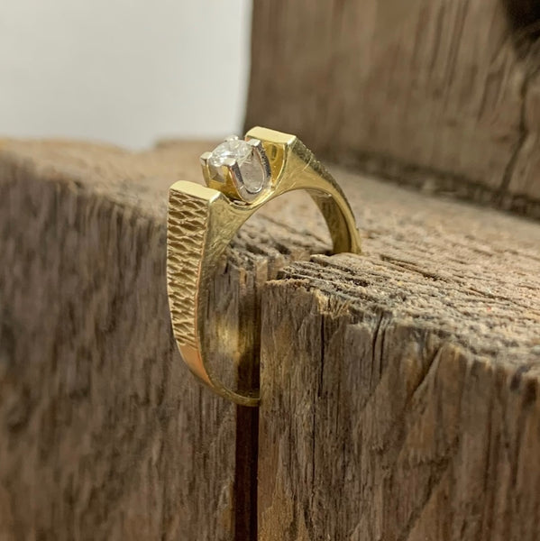 Goldring 585er mit gefassten Diamant