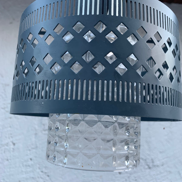 Vintage Deckenlampe mit perforiertem Schirm