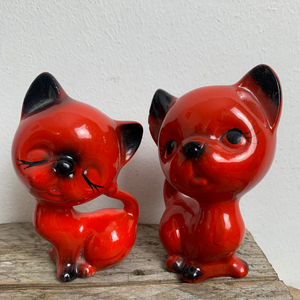 Vintage rote Keramik Katzen