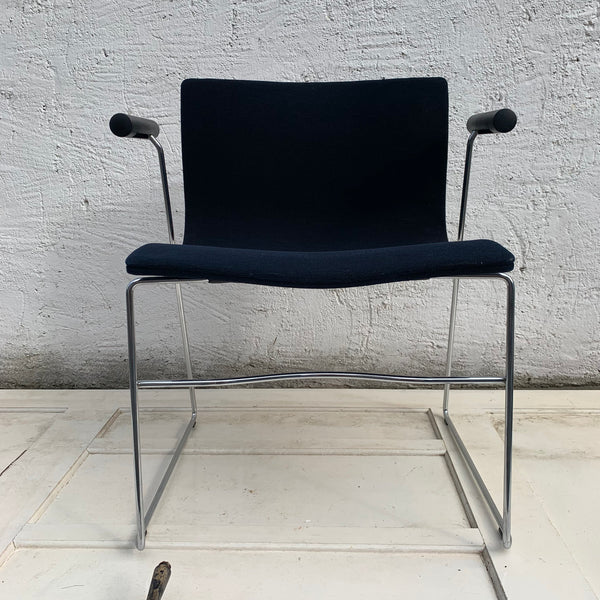 Knoll International Lobby Chair Stoff / Schwarz mit Armlehnen