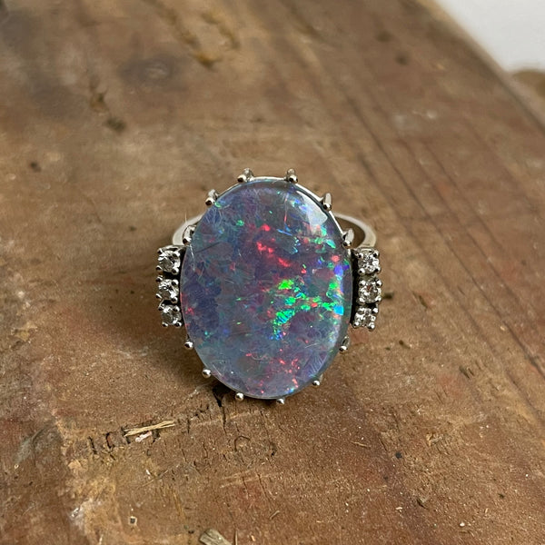 Weißgold Ring mit sehr großen Opal