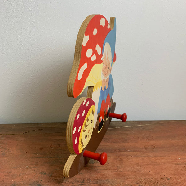 Kinder Garderobe Zwerg mit Pilz von Mertens - Kunst