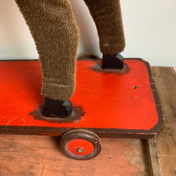 Holzpferd auf Rollen