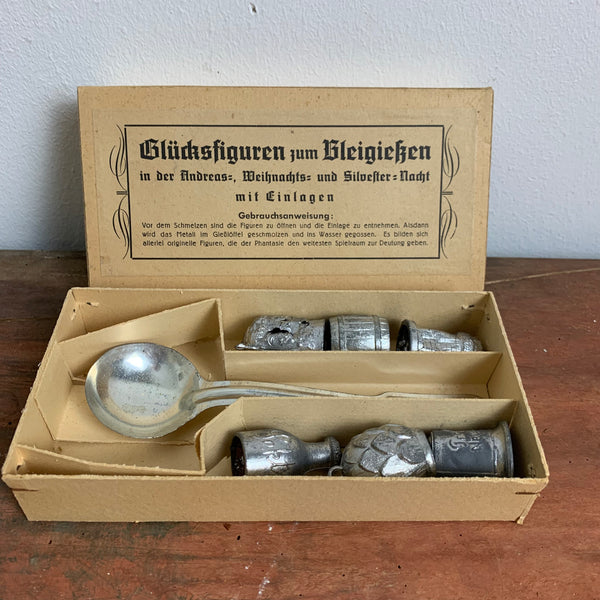 Antike Glücksfiguren zum Bleigießen