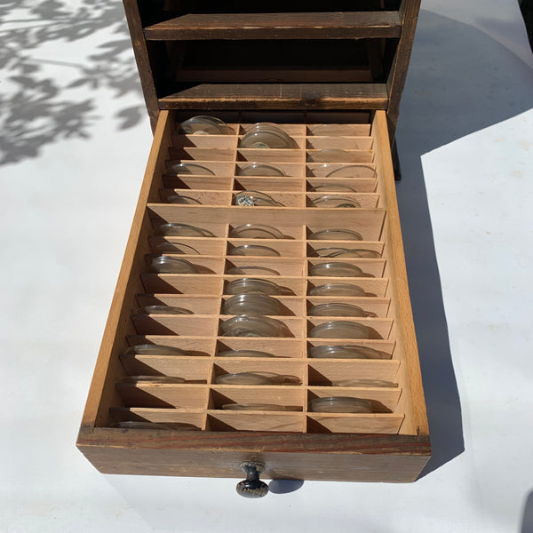 Uhrmacher Ersatzgläser im Schubladenschrank