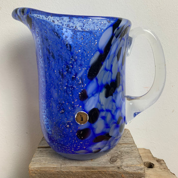 Mundgeblasener blauer Glaskrug