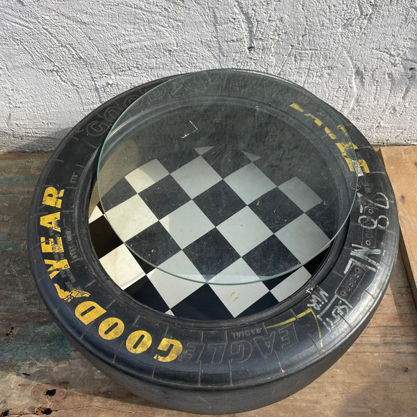 Deko Tisch aus Formel 1 Rennwagen Reifen