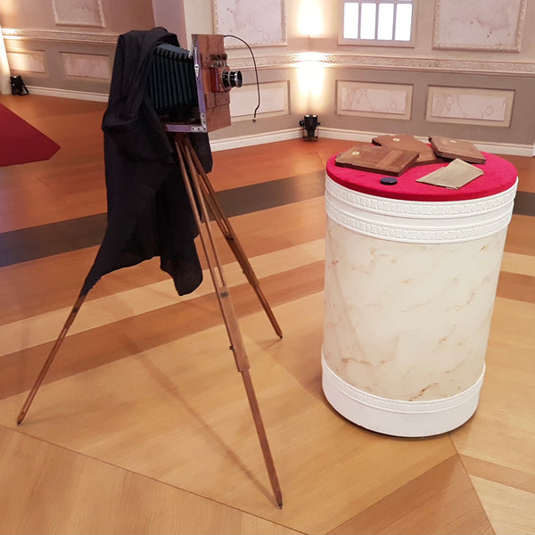 Antike Plattenkamera auf Stativ