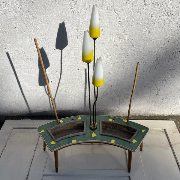 Nierentisch mit Blumenkästen und Lampen