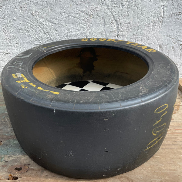 Deko Tisch aus Formel 1 Rennwagen Reifen