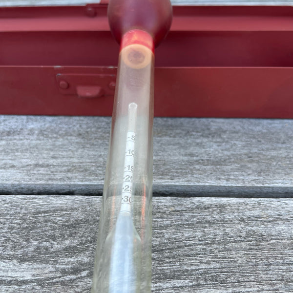 Alter Frostschutzprüfer Pipette in Metallbox