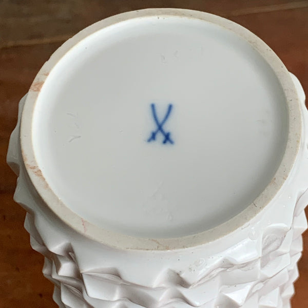 Weiße Relief Vase Meissen Schwertermarke