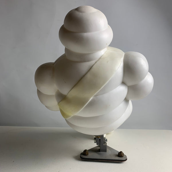 Großes Michelin Männchen Bibendum sitzend
