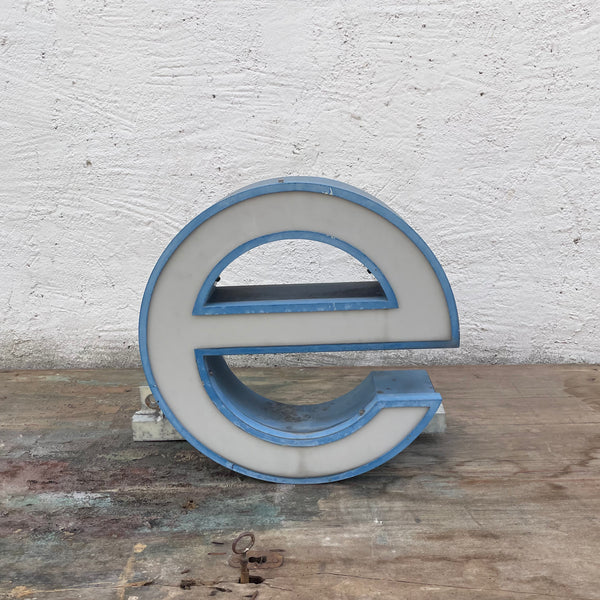 Vintage Leuchtbuchstabe e